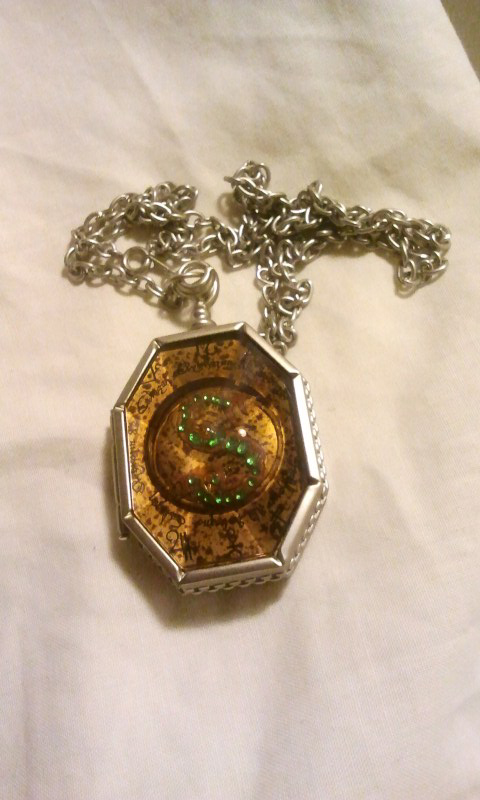 Guardapelo/Horrocrux de Salazar Slytherin. Saga Harry Potter.